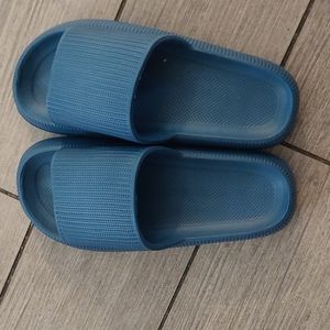 Womens Clouds size 6 Blue sandals